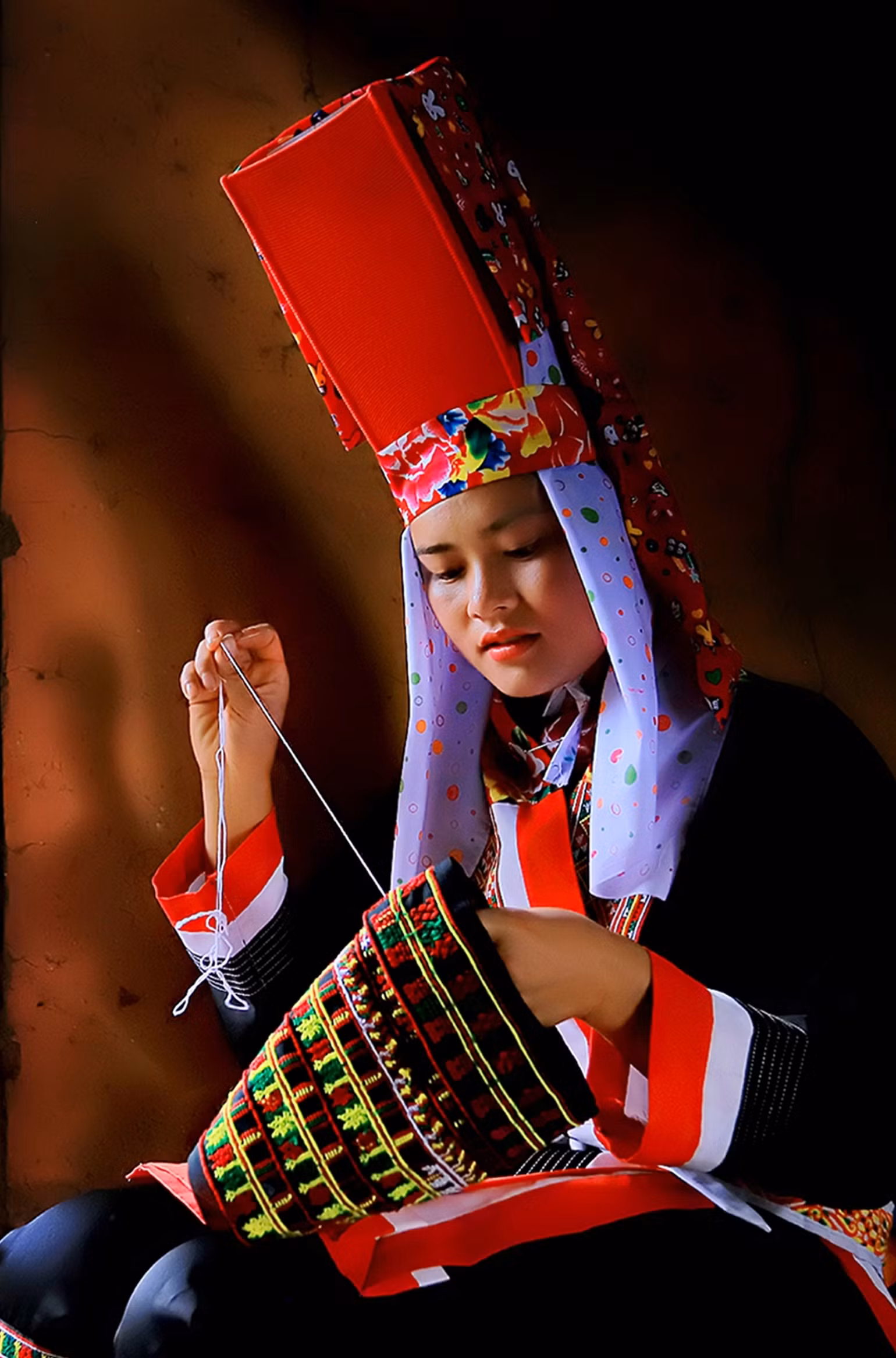 Cô gái Dao Thanh Phán chăm chút từng đường kim mũi chỉ trong phần thi thêu hoa văn Cô gái Dao Thanh Phán chăm chút từng đường kim mũi chỉ trong phần thi thêu hoa văn