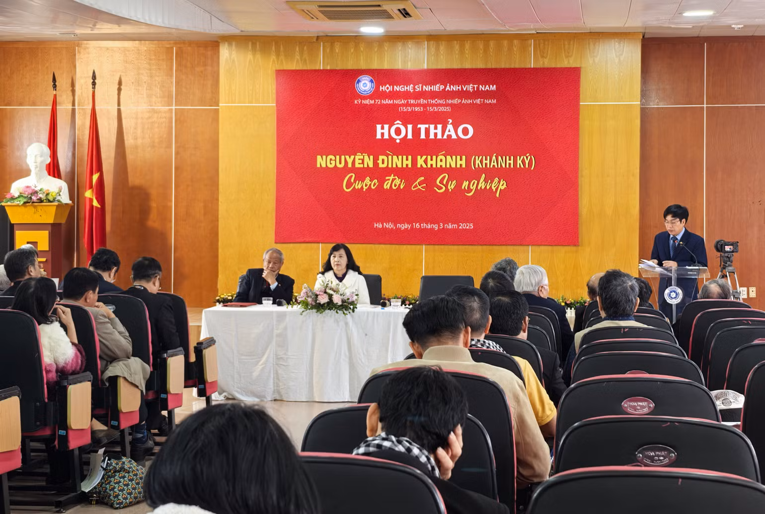 Nghệ sĩ Nhiếp ảnh Hồ Sỹ Minh, Phó Chủ tịch Thường trực Hội Nghệ sĩ Nhiếp ảnh Việt Nam phát biểu kết luận, khẳng định những đóng góp vô cùng quan trọng của Cụ Khánh Ký cho sự phát triển của nhiếp ảnh Việt Nam trong hơn một thế kỷ qua. Nghệ sĩ Nhiếp ảnh Hồ Sỹ Minh, Phó Chủ tịch Thường trực Hội Nghệ sĩ Nhiếp ảnh Việt Nam phát biểu kết luận, khẳng định những đóng góp vô cùng quan trọng của Cụ Khánh Ký cho sự phát triển của nhiếp ảnh Việt Nam trong hơn một thế kỷ qua.