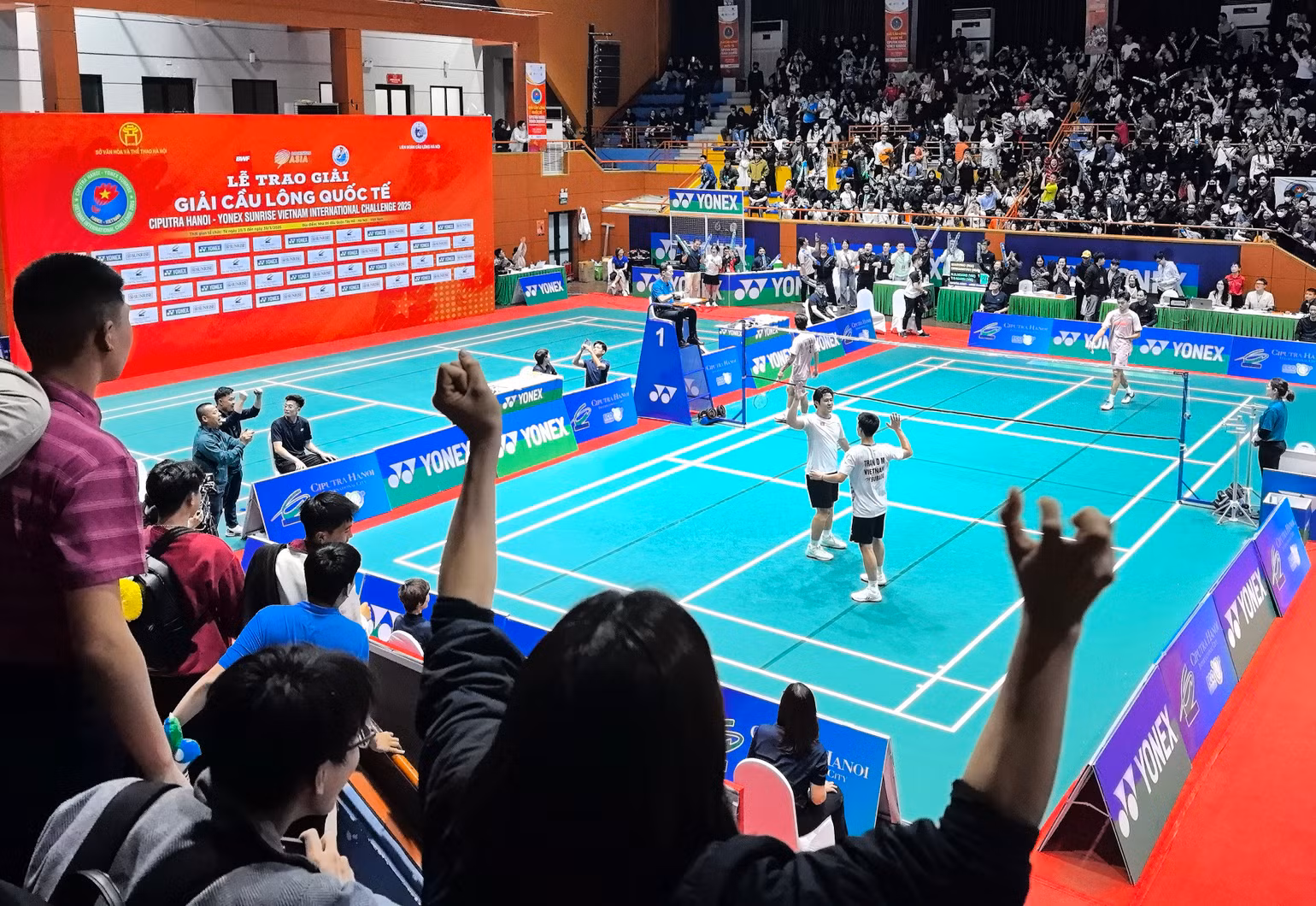 Đông đảo khán giả ngồi kín khán đài cổ vũ cho cặp tay vợt Nguyễn Đình Hoàng, Trần Đình Mạnh. Đông đảo khán giả ngồi kín khán đài cổ vũ cho cặp tay vợt Nguyễn Đình Hoàng, Trần Đình Mạnh.