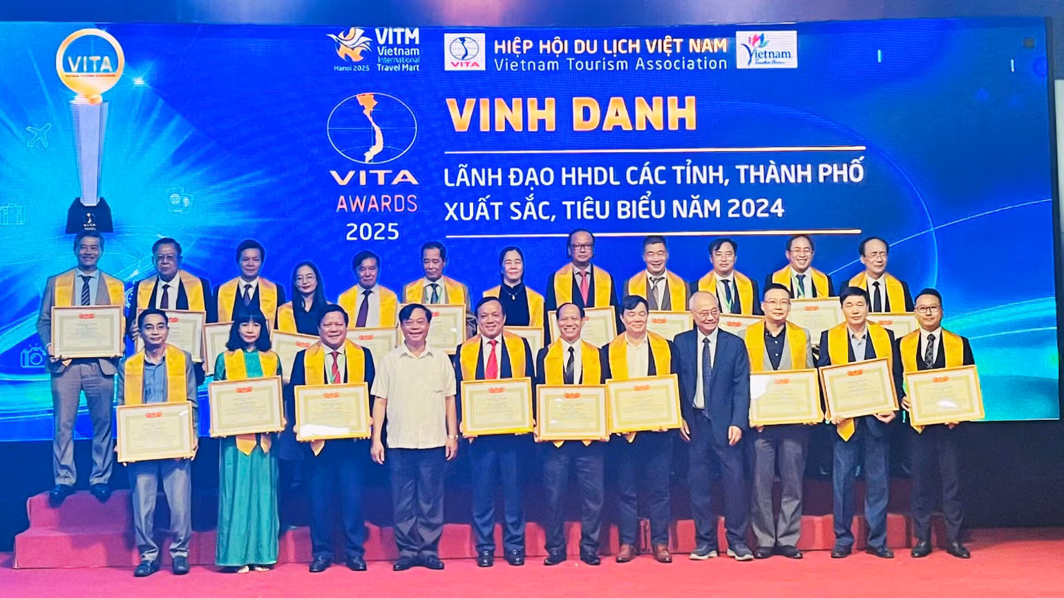 Lãnh đạo Hiệp hội Du lịch Đồng bằng sông Cửu Long được vinh danh tại sự kiện. Lãnh đạo Hiệp hội Du lịch Đồng bằng sông Cửu Long được vinh danh tại sự kiện.