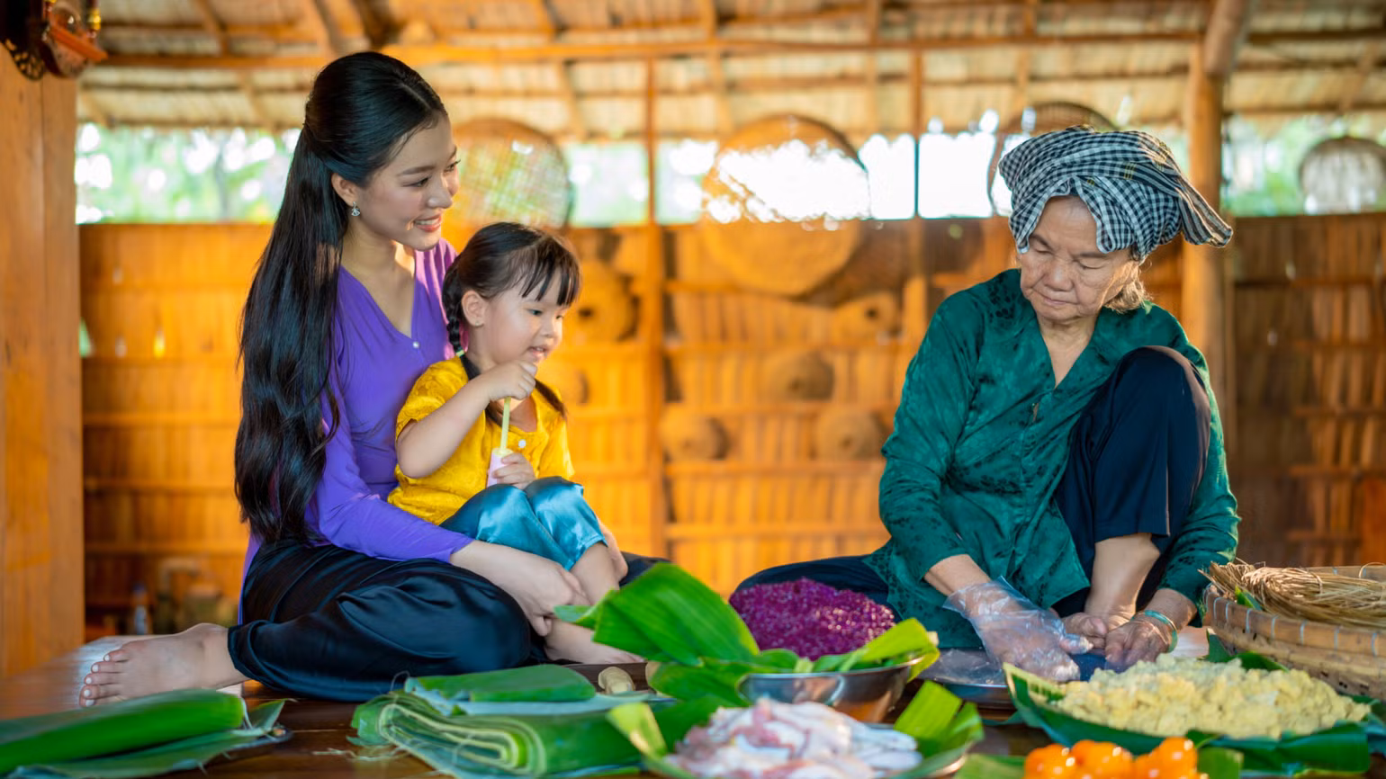 Với nguyên liệu đơn giản và dễ tìm như bột gạo, nếp, dừa, đường, đậu xanh, chuối,... qua bàn tay khéo léo và sự sáng tạo của người dân địa phương, những thành phần này đã trở thành những chiếc bánh thơm ngon, hấp dẫn, đặc trưng khó quên. Với nguyên liệu đơn giản và dễ tìm như bột gạo, nếp, dừa, đường, đậu xanh, chuối,... qua bàn tay khéo léo và sự sáng tạo của người dân địa phương, những thành phần này đã trở thành những chiếc bánh thơm ngon, hấp dẫn, đặc trưng khó quên.