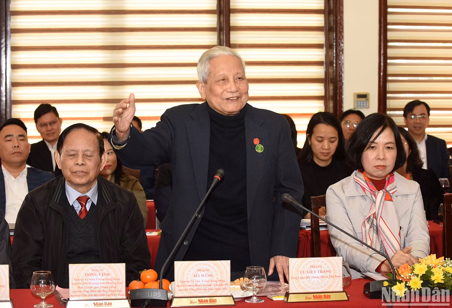 Nhà báo lão thành Hà Đăng chia sẻ cảm xúc tại Giao ban báo chí đầu xuân Quý Mão. Nhà báo lão thành Hà Đăng chia sẻ cảm xúc tại Giao ban báo chí đầu xuân Quý Mão.