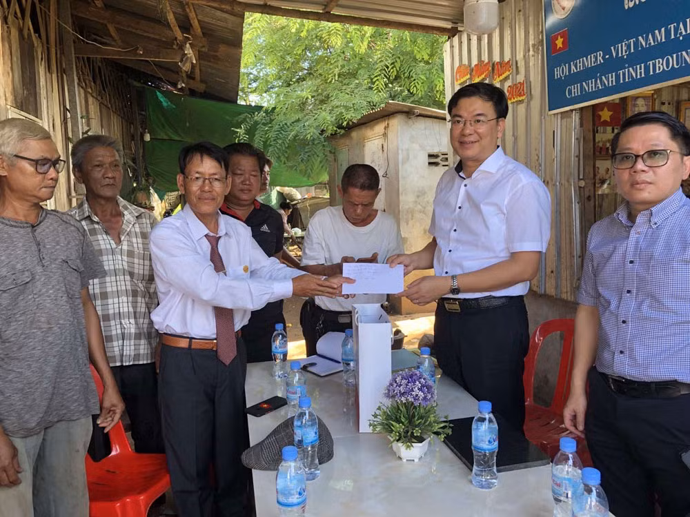 Thứ trưởng Phạm Quang Hiệu thăm hỏi và tặng quà Chi hội Khmer-Việt Nam tại Tbong Khmum, Campuchia. Thứ trưởng Phạm Quang Hiệu thăm hỏi và tặng quà Chi hội Khmer-Việt Nam tại Tbong Khmum, Campuchia.