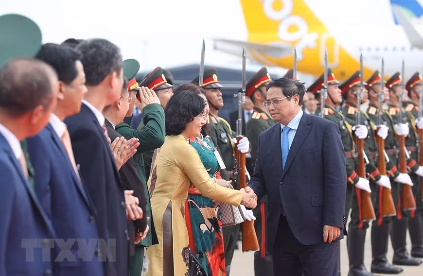 Lễ tiễn Thủ tướng Phạm Minh Chính tại sân bay Quốc tế Wattay, thủ đô Vientiane. (Ảnh: Dương Giang/TTXVN)