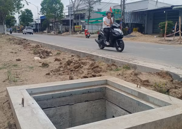 Hố cống không có nắp nằm lộ thiên trên vỉa hè. Hố cống không có nắp nằm lộ thiên trên vỉa hè.