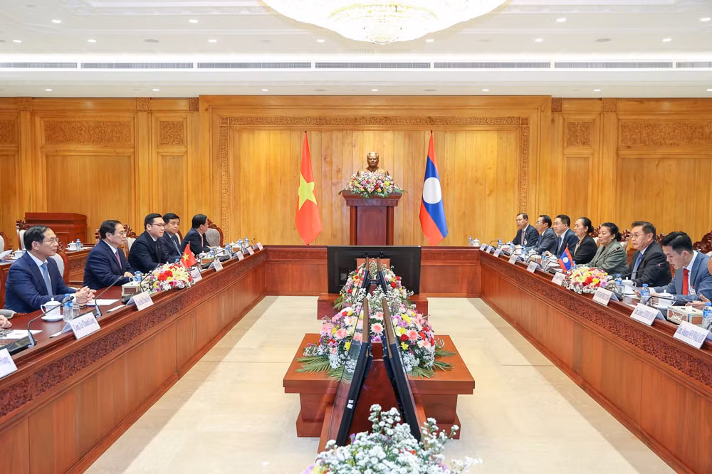 Hai nhà lãnh đạo khẳng định luôn coi trọng và dành ưu tiên cao nhất cho việc củng cố và tăng cường quan hệ hữu nghị vĩ đại, đoàn kết đặc biệt và hợp tác toàn diện Việt Nam-Lào. Hai nhà lãnh đạo khẳng định luôn coi trọng và dành ưu tiên cao nhất cho việc củng cố và tăng cường quan hệ hữu nghị vĩ đại, đoàn kết đặc biệt và hợp tác toàn diện Việt Nam-Lào.