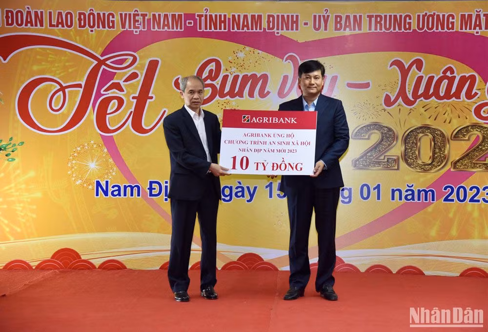 Tổng Giám đốc Ngân hàng Nông nghiệp và Phát triển nông thôn (Agribank) Phạm Toàn Vượng trao tặng số tiền 10 tỷ đồng tài trợ cho phát triển lĩnh vực giáo dục, y tế và hỗ trợ người nghèo tỉnh Nam Định.