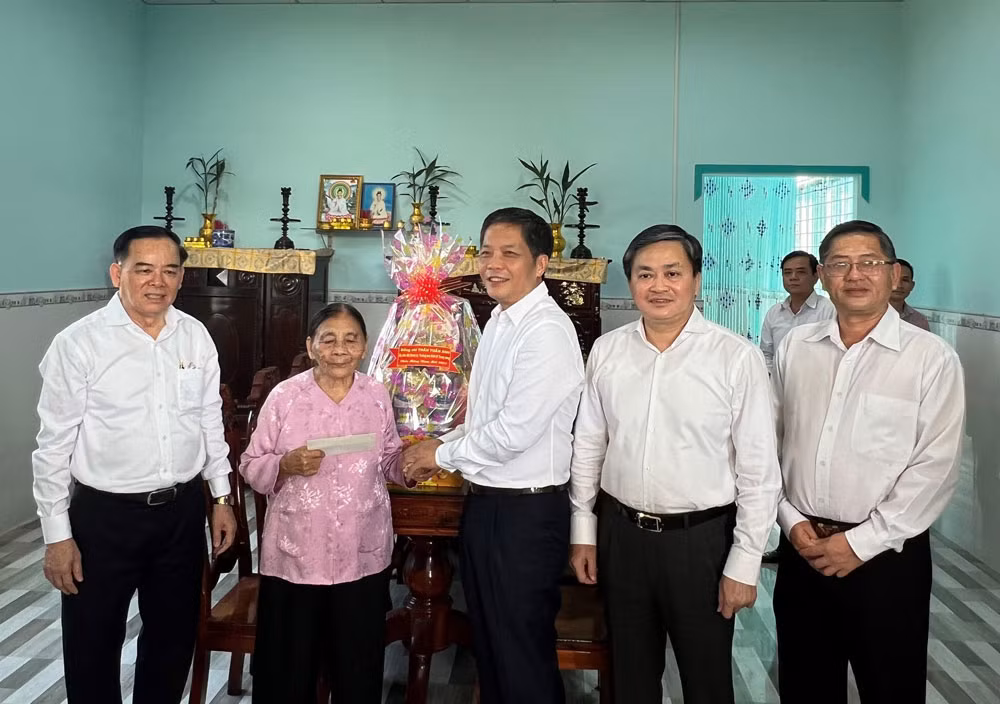 Đồng chí Trần Tuấn Anh thăm, chúc Tết Mẹ Việt Nam Anh hùng Võ Thị Xề.