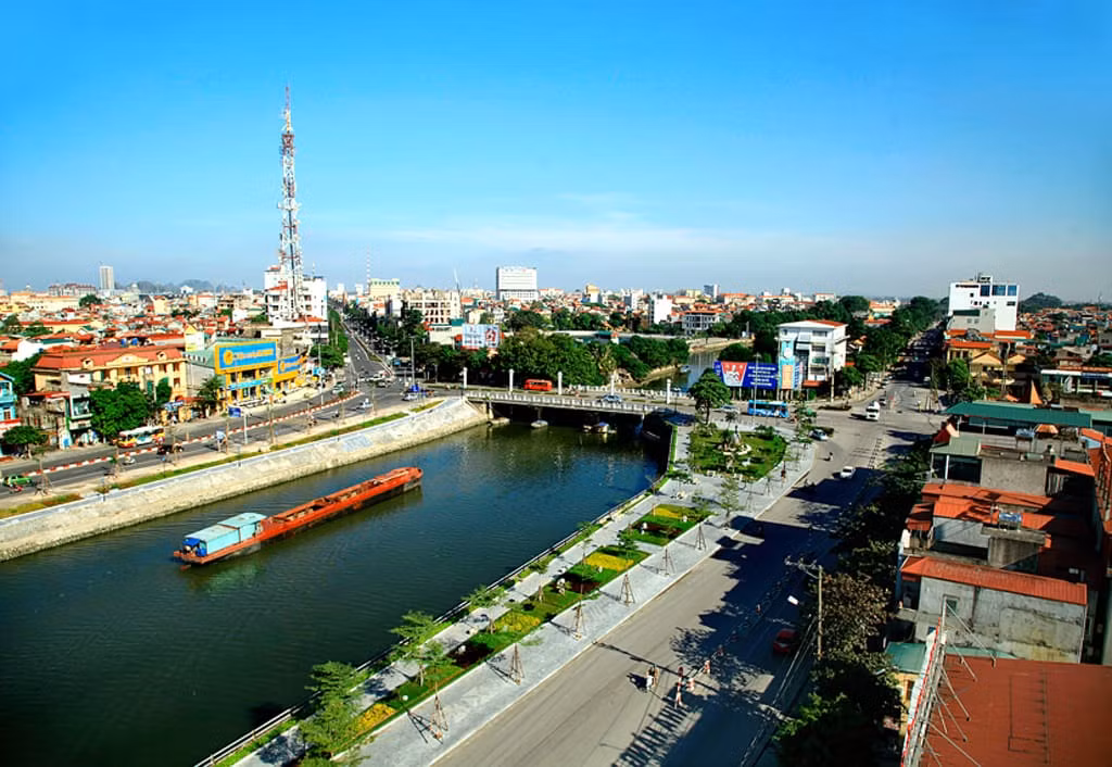Thành phố Hoa Lư nhìn từ trên cao. (Ảnh TRƯỜNG HUY)