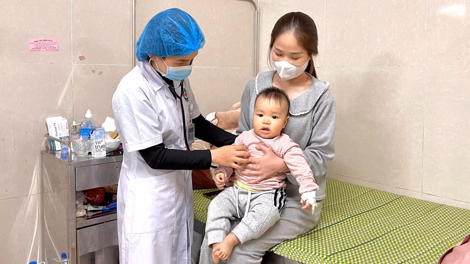 Người dân không tự ý mua thuốc điều trị tại nhà, dễ làm bệnh trở nặng và gặp phải các biến chứng đáng tiếc.