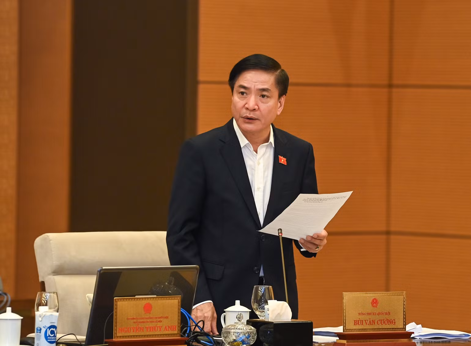 Tổng Thư ký, Chủ nhiệm Văn phòng Quốc hội Bùi Văn Cường phát biểu ý kiến tại phiên họp. Tổng Thư ký, Chủ nhiệm Văn phòng Quốc hội Bùi Văn Cường phát biểu ý kiến tại phiên họp.
