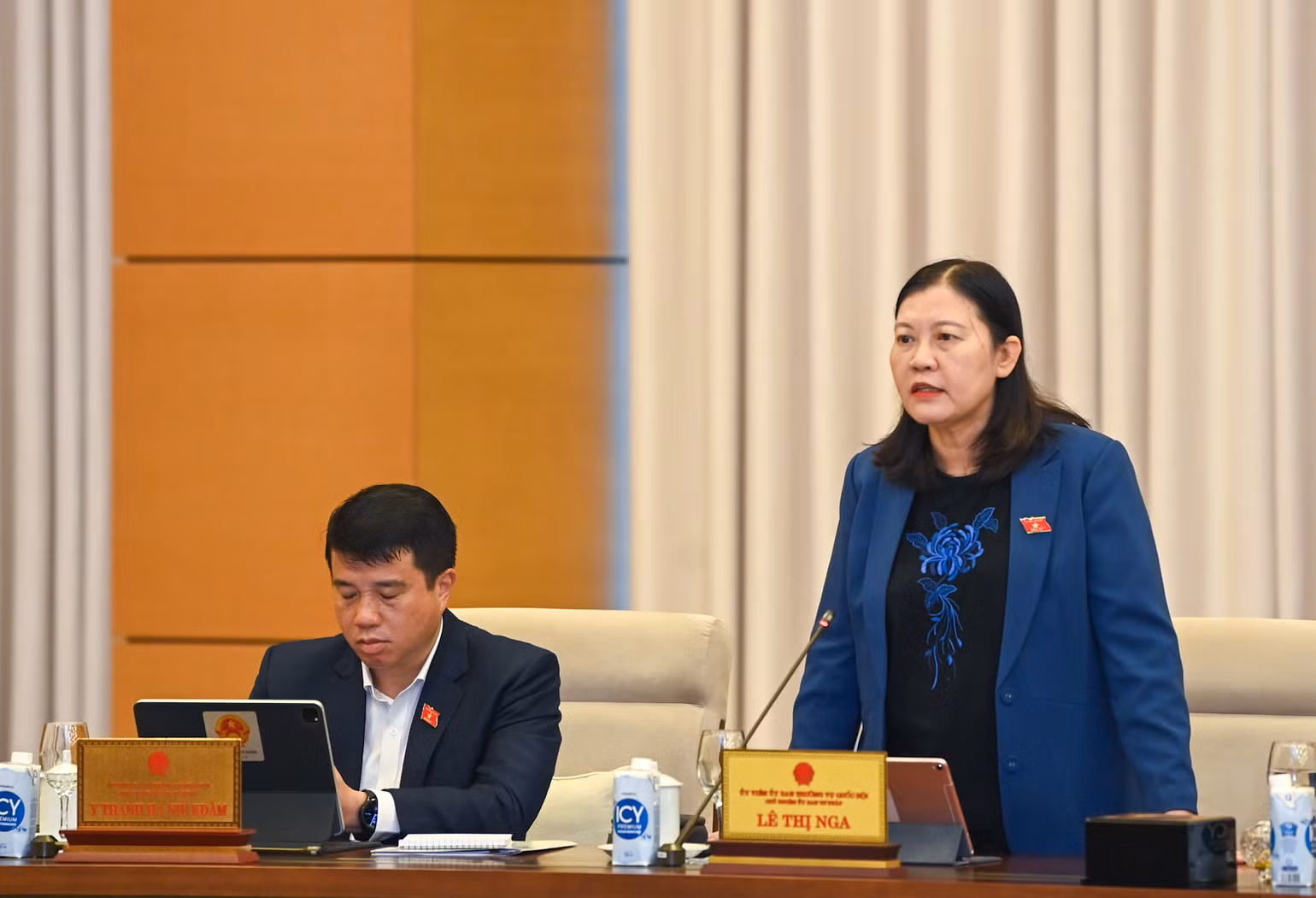 Chủ nhiệm Ủy ban Tư pháp Lê Thị Nga phát biểu ý kiến tại phiên họp. Chủ nhiệm Ủy ban Tư pháp Lê Thị Nga phát biểu ý kiến tại phiên họp.