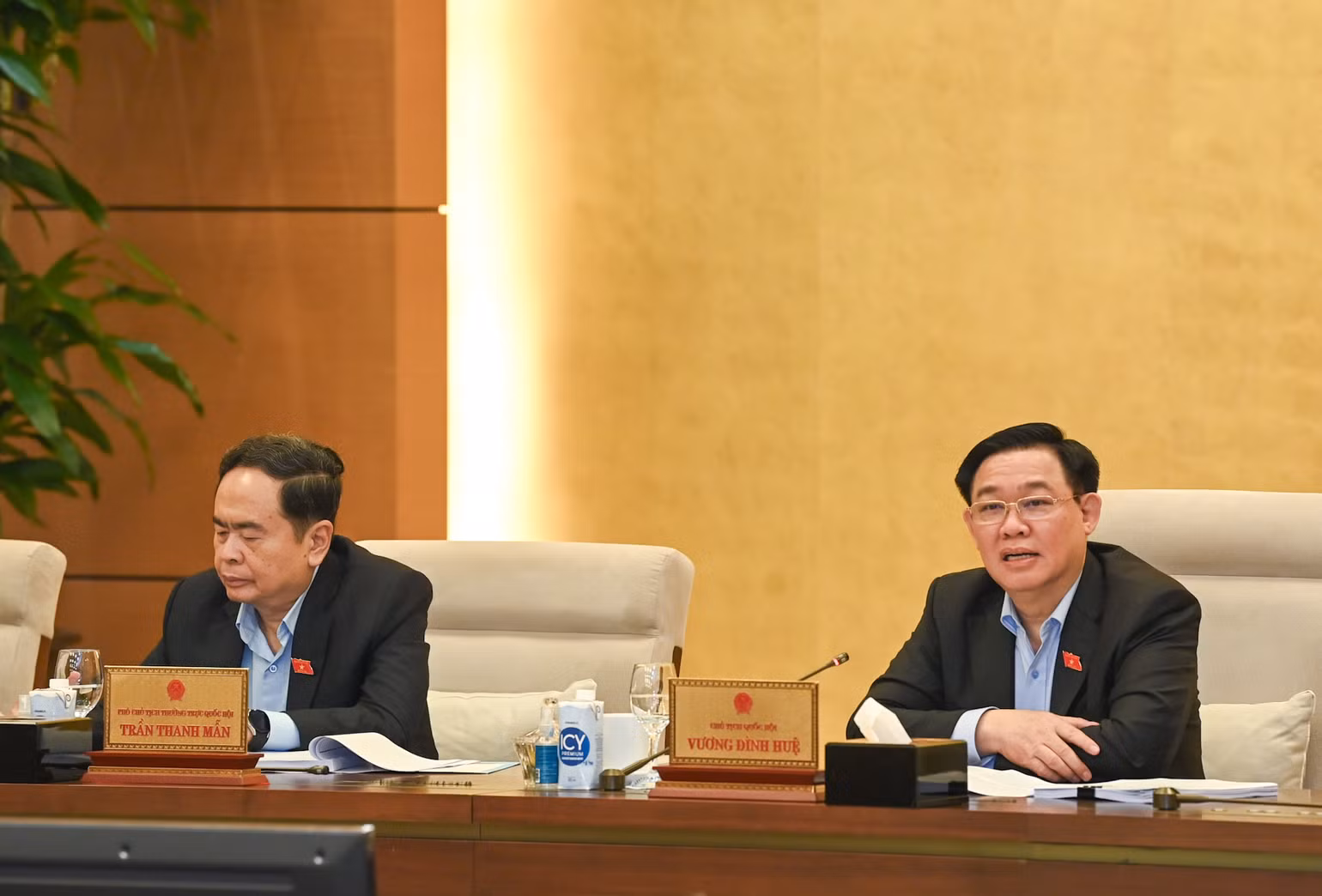 Chủ tịch Quốc hội Vương Đình Huệ phát biểu ý kiến tại phiên họp. Chủ tịch Quốc hội Vương Đình Huệ phát biểu ý kiến tại phiên họp.