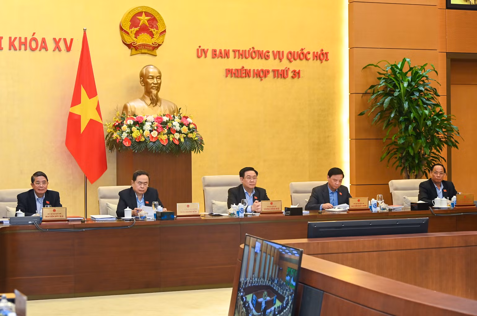 Chủ tịch Quốc hội Vương Đình Huệ cùng các Phó Chủ tịch Quốc hội dự phiên họp thường kỳ thứ 31. Chủ tịch Quốc hội Vương Đình Huệ cùng các Phó Chủ tịch Quốc hội dự phiên họp thường kỳ thứ 31.