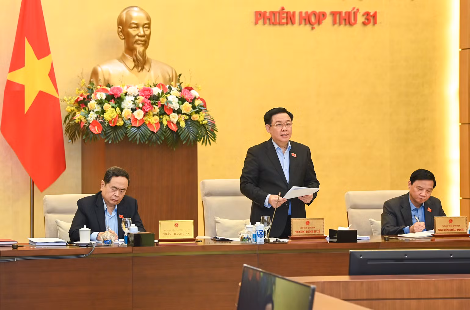 Phát biểu khai mạc Phiên họp, Chủ tịch Quốc hội Vương Đình Huệ nêu rõ, Ủy ban Thường vụ Quốc hội họp phiên thứ 31 diễn ra trong 3,5 ngày, dự kiến cho ý kiến, xem xét quyết định các nội dung quan trọng. Phát biểu khai mạc Phiên họp, Chủ tịch Quốc hội Vương Đình Huệ nêu rõ, Ủy ban Thường vụ Quốc hội họp phiên thứ 31 diễn ra trong 3,5 ngày, dự kiến cho ý kiến, xem xét quyết định các nội dung quan trọng.
