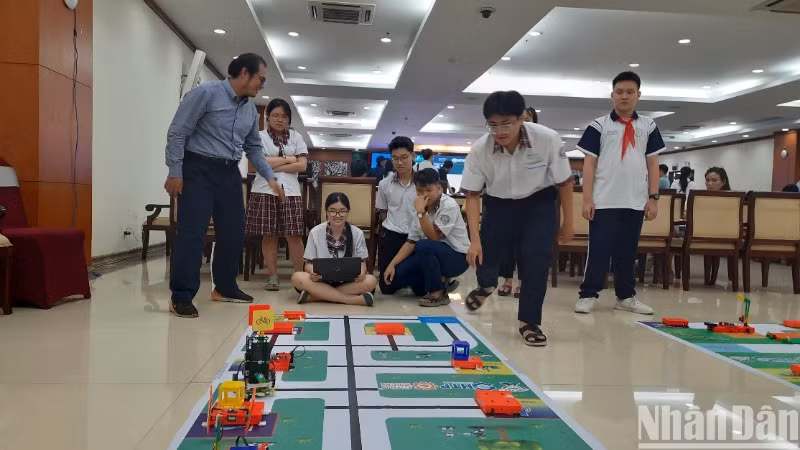 Các em học sinh trình diễn mô hình lập trình robot. Các em học sinh trình diễn mô hình lập trình robot.