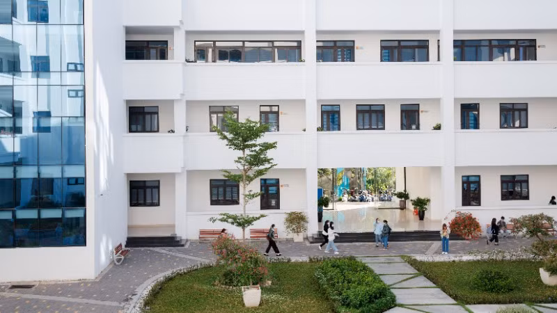 UEH cam kết hành động bền vững thông qua 5 trụ cột chiến lược. UEH cam kết hành động bền vững thông qua 5 trụ cột chiến lược.