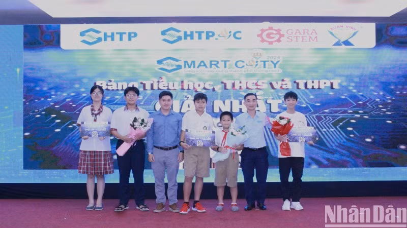 Ban Tổ chức trao giải Nhất cho các dự án ở bảng học sinh. Ban Tổ chức trao giải Nhất cho các dự án ở bảng học sinh.