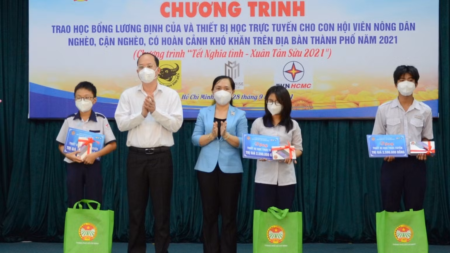 Trao học bổng Lương Định Của cho con hội viên nông dân nghèo trên địa bàn Thành phố Hồ Chí Minh năm 2021. Trao học bổng Lương Định Của cho con hội viên nông dân nghèo trên địa bàn Thành phố Hồ Chí Minh năm 2021.