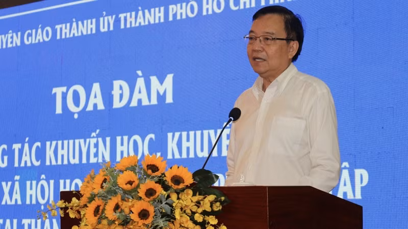 Ông Lê Hồng Sơn, Phó Trưởng ban Thường trực Ban Tuyên giáo Thành ủy Thành phố Hồ Chí Minh phát biểu tại Tọa đàm.