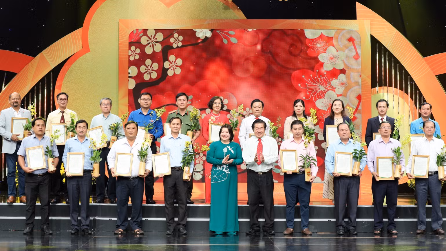 Tặng hoa tri ân cho các nhà hảo tâm, đơn vị, tổ chức ủng hộ chương trình “Tết Nghĩa tình-Xuân Quý Mão năm 2023”. Tặng hoa tri ân cho các nhà hảo tâm, đơn vị, tổ chức ủng hộ chương trình “Tết Nghĩa tình-Xuân Quý Mão năm 2023”.