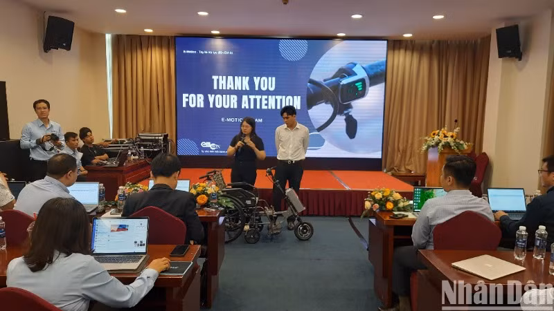 Các thí sinh thuyết trình dự án trước Ban Giám khảo. Các thí sinh thuyết trình dự án trước Ban Giám khảo.