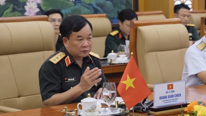 Thượng tướng Hoàng Xuân Chiến, Ủy viên Trung ương Đảng, Ủy viên Thường vụ Quân ủy Trung ương, Thứ trưởng Quốc phòng phát biểu tại Đối thoại. (Ảnh: NINH CƠ)
