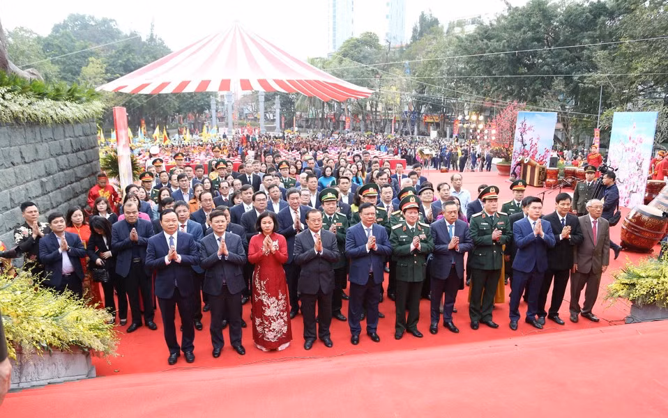 Các đồng chí lãnh đạo thành phố Hà Nội dâng hương tưởng nhớ Hoàng đế Quang Trung.