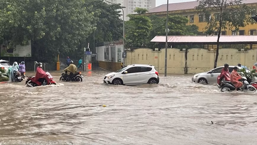 Đường Tố Hữu nhiều đoạn bị ngập sâu.