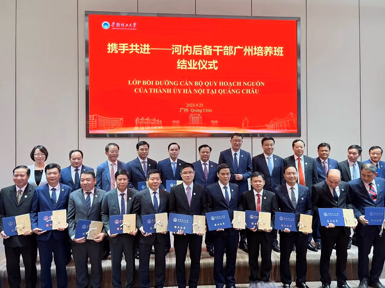 Các đồng chí lãnh đạo thành phố Hà Nội và nước bạn với các học viên lớp bồi dưỡng. Các đồng chí lãnh đạo thành phố Hà Nội và nước bạn với các học viên lớp bồi dưỡng.
