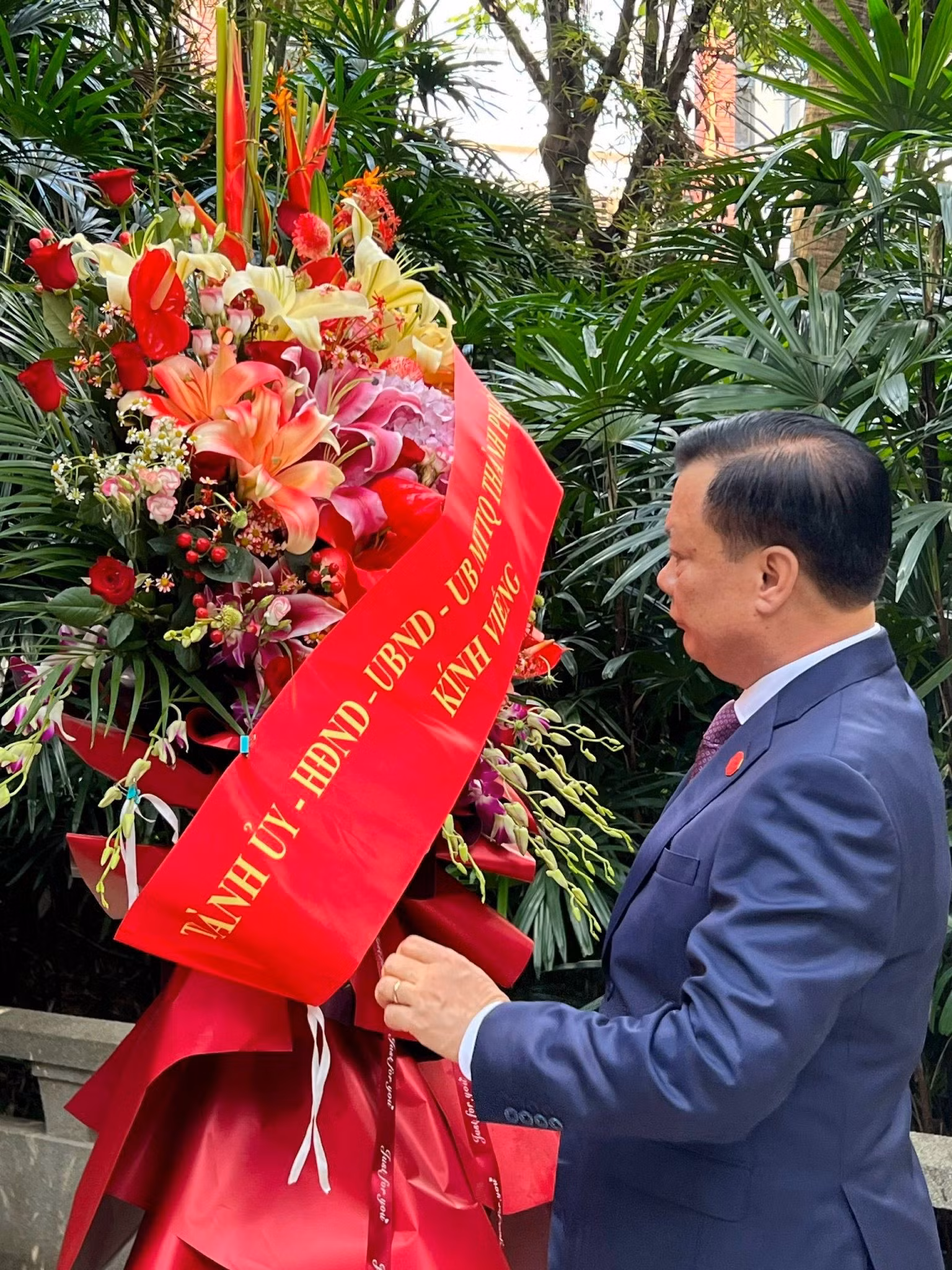 Đồng chí Đinh Tiến Dũng đặt hoa, dâng hương tưởng niệm liệt sĩ Phạm Hồng Thái. Đồng chí Đinh Tiến Dũng đặt hoa, dâng hương tưởng niệm liệt sĩ Phạm Hồng Thái.