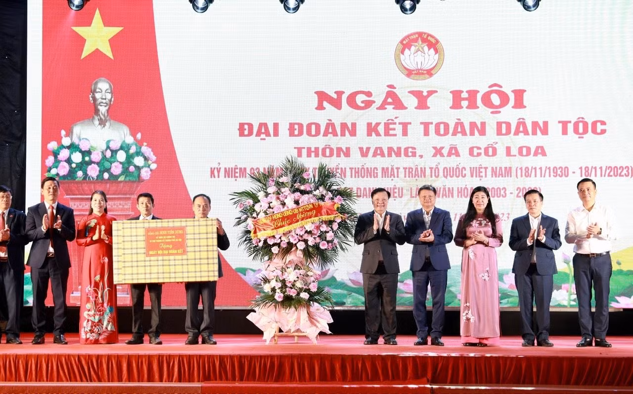 Lãnh đạo thành phố Hà Nội chúc mừng, tặng quà nhân dân thôn Vang. Lãnh đạo thành phố Hà Nội chúc mừng, tặng quà nhân dân thôn Vang.