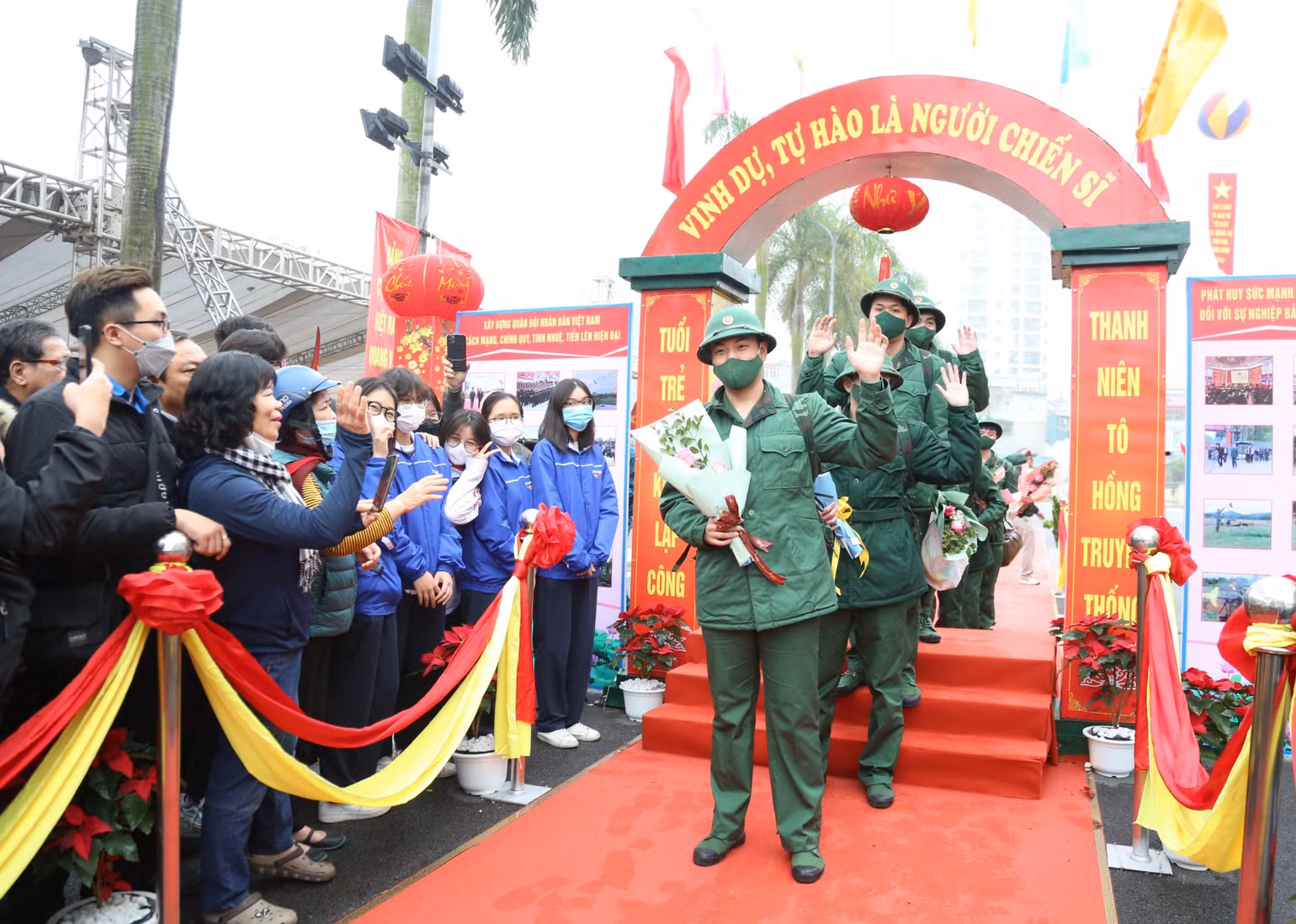 Tân binh quận Ba Đình phấn khởi lên đường nhận nhiệm vụ.