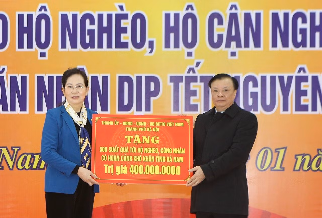 Đồng chí Đinh Tiến Dũng trao tặng quà của thành phố Hà Nội cho người dân có hoàn cảnh khó khăn tại tỉnh Hà Nam.