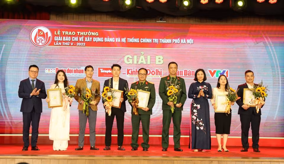 Phó Bí thư Thường trực Thành ủy Hà Nội Nguyễn Thị Tuyến và Tổng Biên tập báo Nhân Dân, Phó Trưởng Ban Tuyên giáo Trung ương, Chủ tịch Hội Nhà báo Việt Nam Lê Quốc Minh trao Giải B cho các tác giả đoạt giải. (Ảnh: Thủy Nguyên)