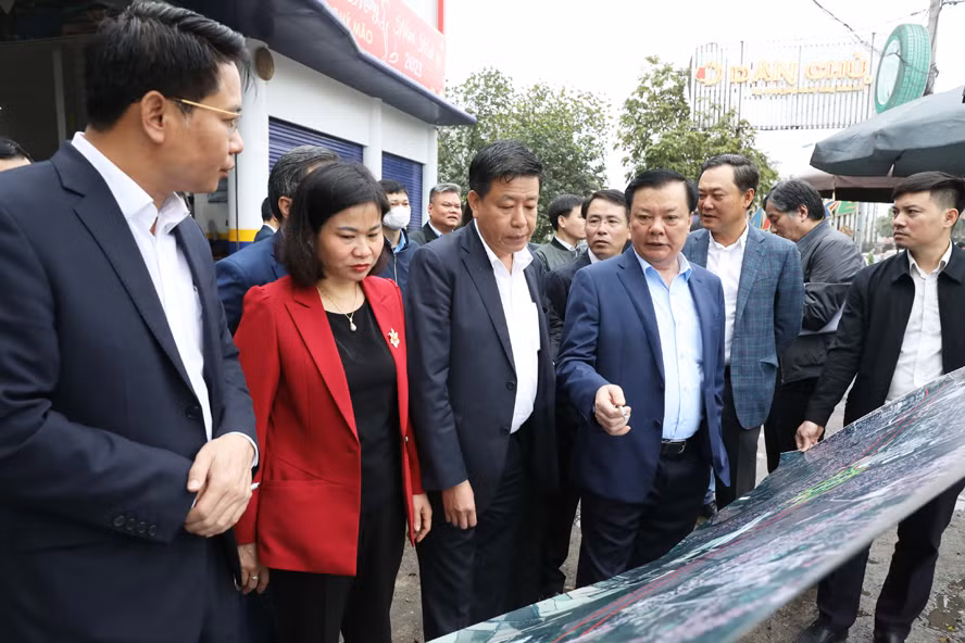 Lãnh đạo thành phố Hà Nội xem xét tiến độ triển khai dự án Vành đai 4 trên địa bàn quận Hà Đông. Lãnh đạo thành phố Hà Nội xem xét tiến độ triển khai dự án Vành đai 4 trên địa bàn quận Hà Đông.