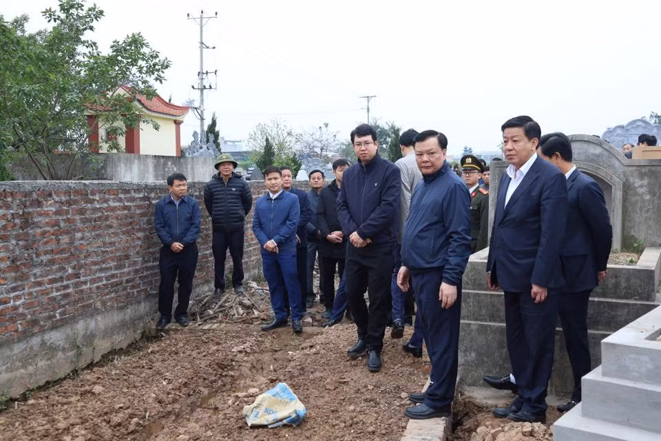 Lãnh đạo thành phố Hà Nội kiểm tra công tác di chuyển mộ tại huyện Hoài Đức