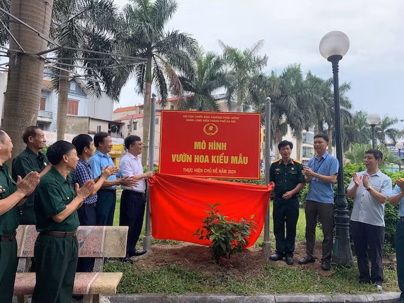 Mô hình vườn hoa kiểu mẫu tại phường Phúc Đồng (ảnh: Ủy ban nhân dân phường Phúc Đồng). Mô hình vườn hoa kiểu mẫu tại phường Phúc Đồng (ảnh: Ủy ban nhân dân phường Phúc Đồng).