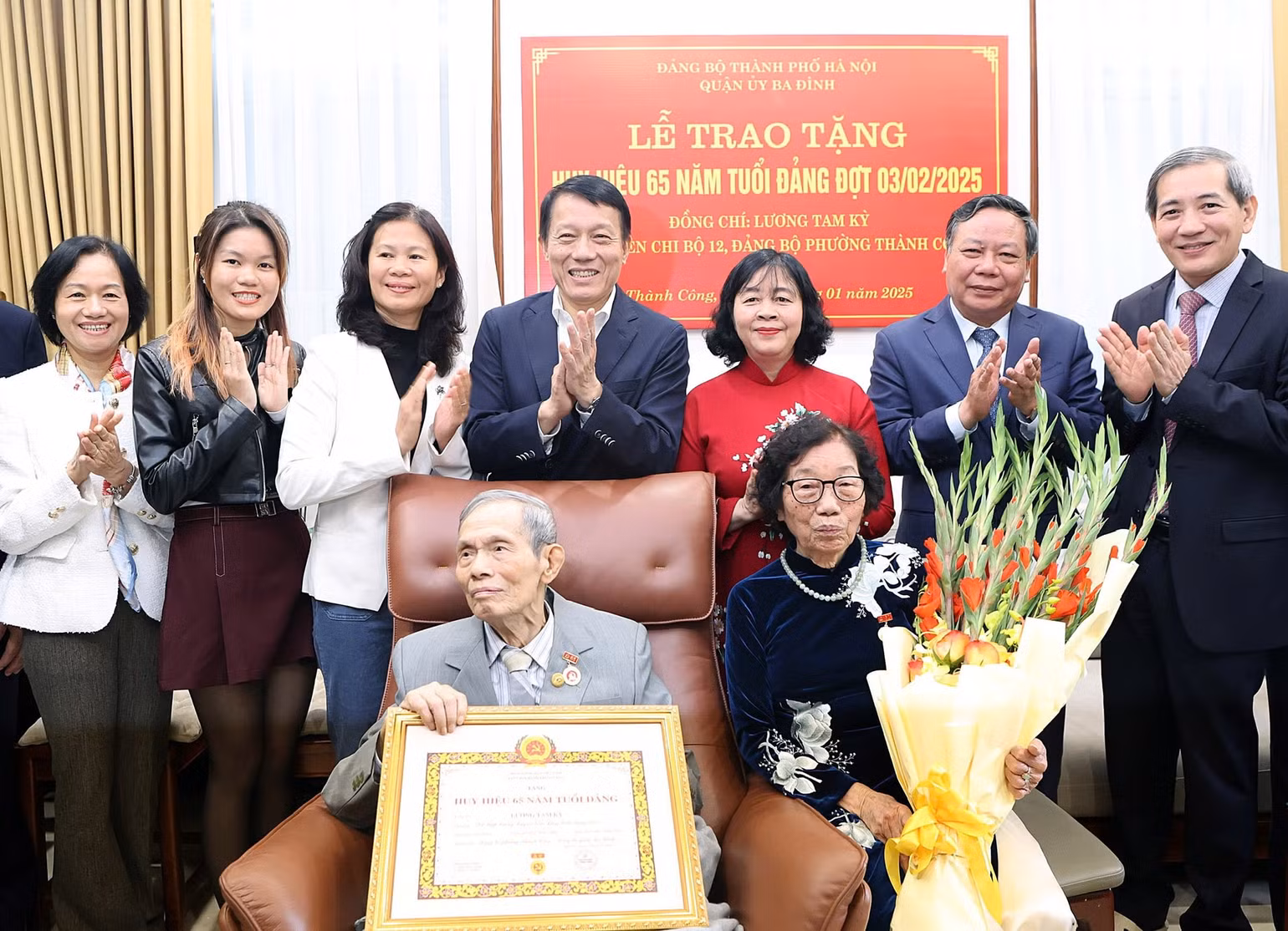 Các đồng chí lãnh đạo thành phố Hà Nội chúc mừng đồng chí Lương Tam Kỳ. Các đồng chí lãnh đạo thành phố Hà Nội chúc mừng đồng chí Lương Tam Kỳ.