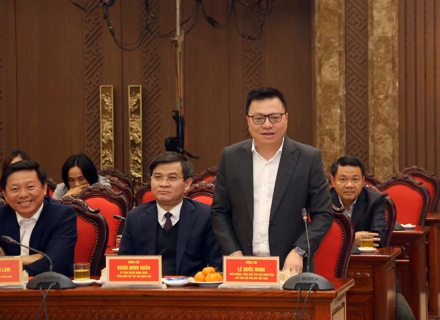 Tổng Biên tập Báo Nhân Dân Lê Quốc Minh phát biểu tại buổi gặp mặt.