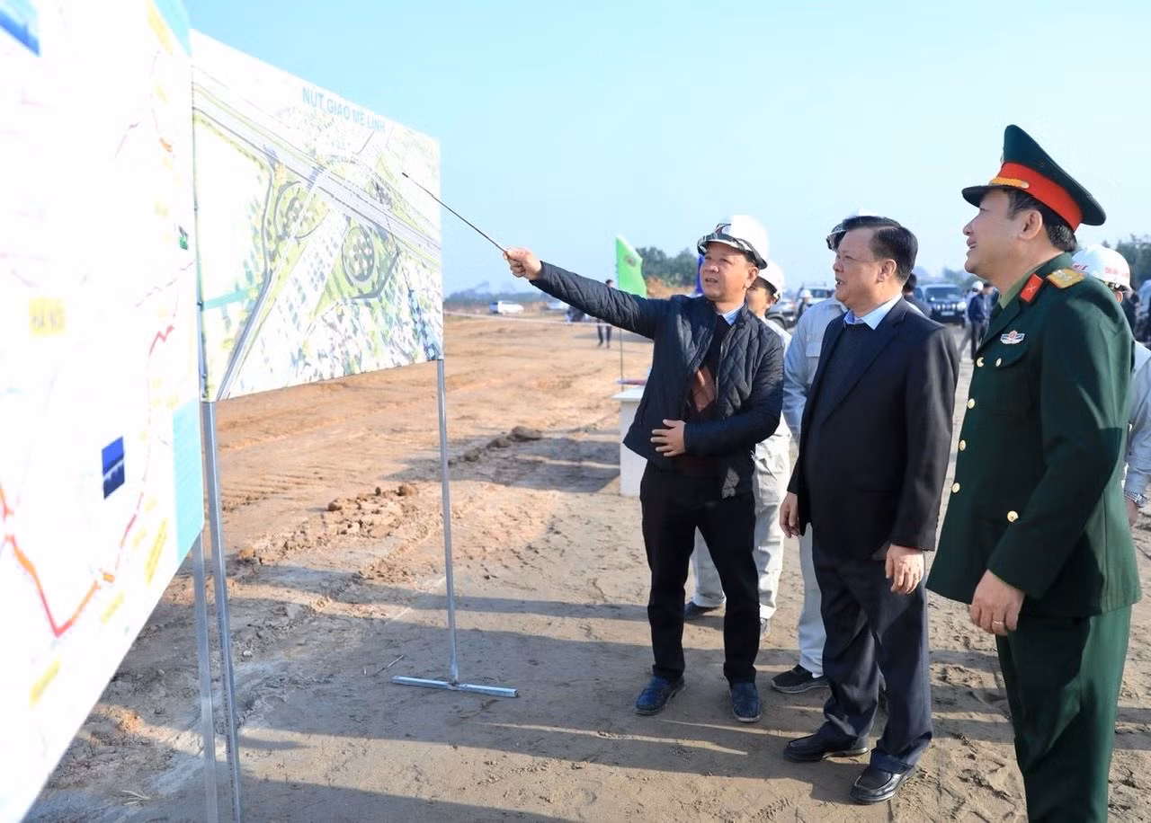 Đồng chí Đinh Tiến Dũng kiểm tra tiến độ dự án đường Vành đai 4-Vùng Thủ đô tại huyện Mê Linh, Hà Nội.