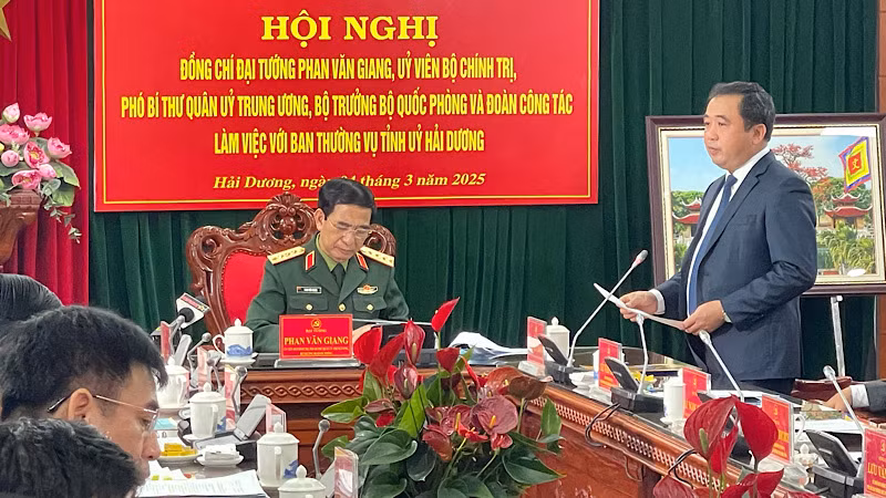 Bí thư Tỉnh ủy Hải Dương Trần Đức Thắng phát biểu chào mừng đoàn công tác của Bộ Quốc phòng về làm việc tại Hải Dương.