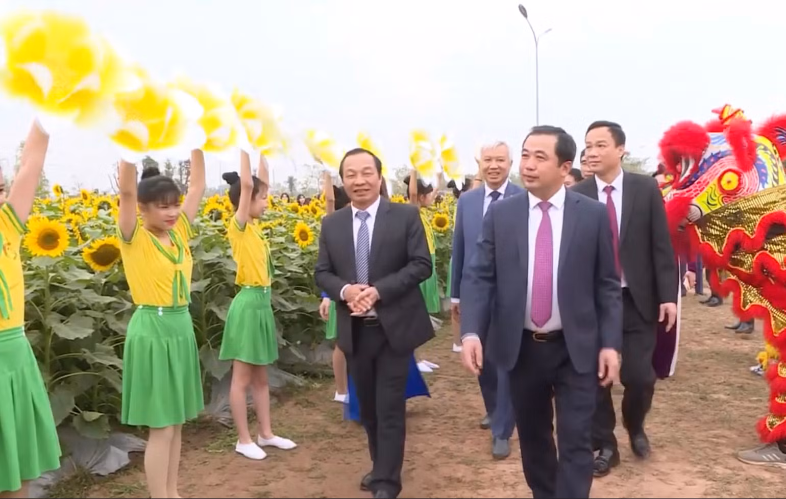 Lãnh đạo tỉnh Hải Dương tham quan vườn hoa hướng dương, nơi diễn ra nhiều hoạt động văn hóa thể thao mừng Đảng, mừng Xuân.