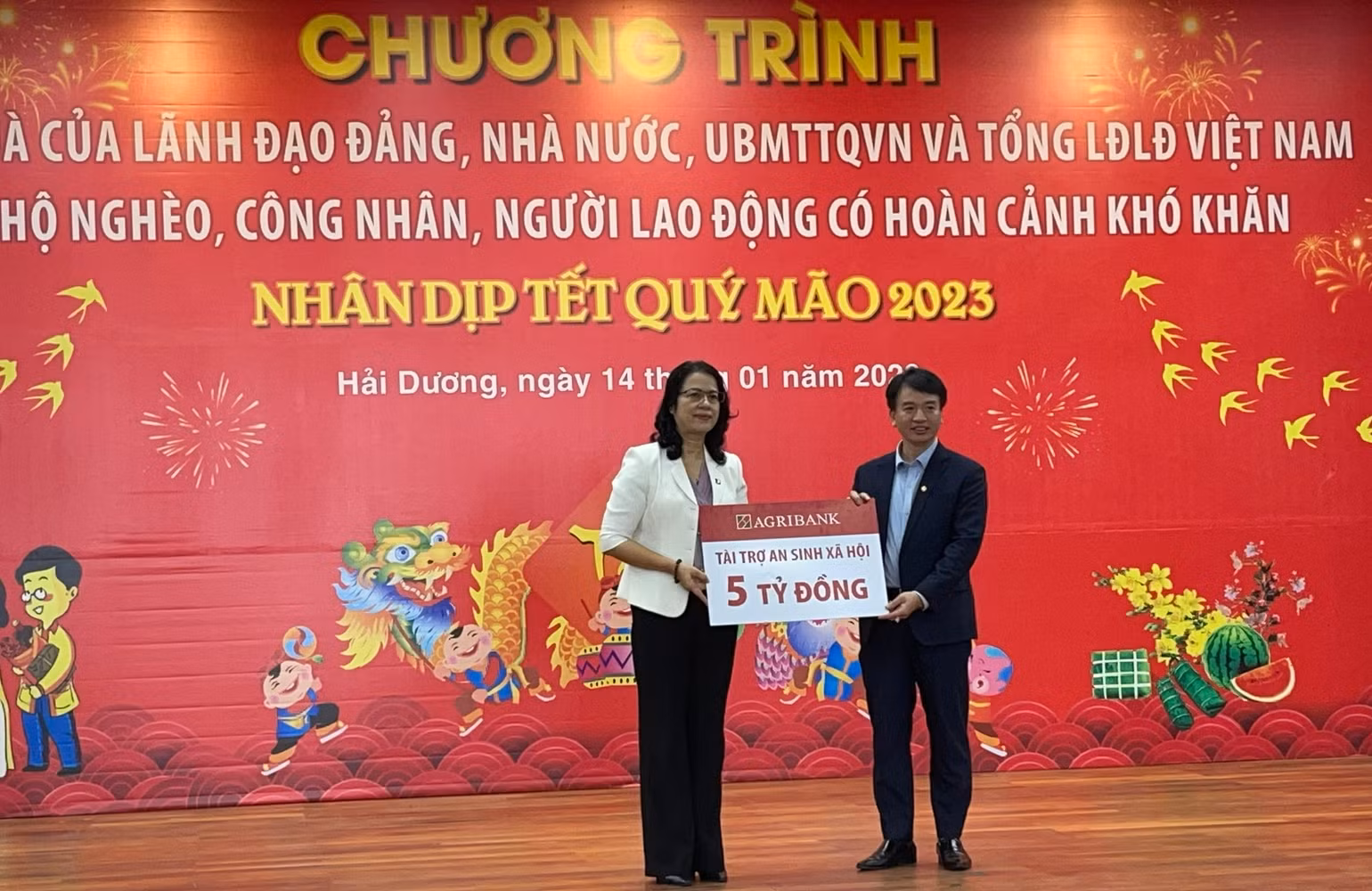 Ngân hàng Nông nghiệp và Phát triển nông thôn Việt Nam tặng Quỹ an sinh xã hội tỉnh Hải Dương 5 tỷ đồng.