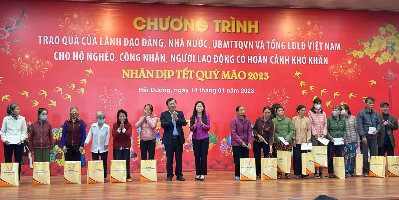 Lãnh đạo Văn phòng Chính phủ và tỉnh Hải Dương tặng quà gia đình chính sách.