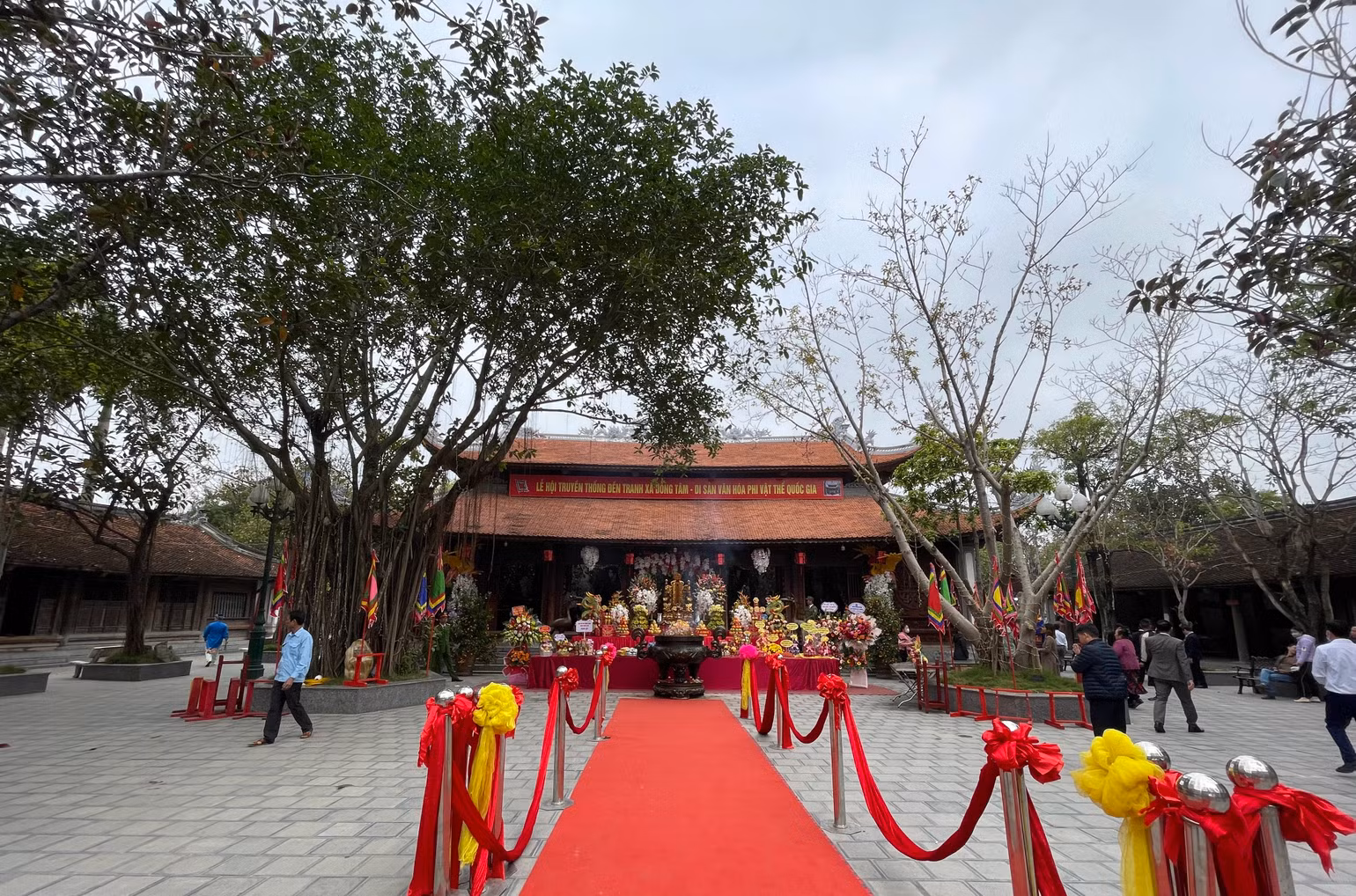 Khuôn viên đền Tranh. Khuôn viên đền Tranh.