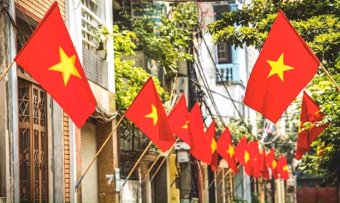 Các đường phố ở Hải Dương nhân dân treo cờ Tổ quốc thống nhất theo quy định.