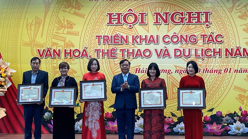 Đại diện Bộ Văn hóa, Thể thao và Du lịch tặng Bằng khen các cá nhân tiêu biểu.