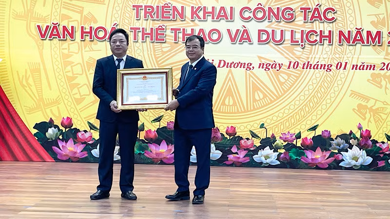 Thừa ủy quyền của Chủ tịch nước, lãnh đạo tỉnh Hải Dương trao tặng Huân chương Lao động hạng Ba Giám đốc Sở Văn hóa, Thể thao và Du lịch tỉnh Hải Dương Nguyễn Thành Trung.