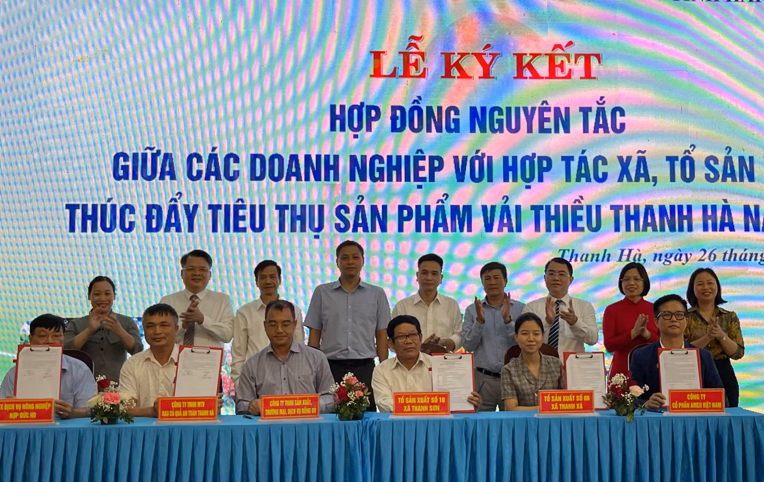 Các doanh nghiệp, siêu thị, hợp tác xã, cơ sở sản xuất ký kết văn bản hợp tác sản xuất, tiêu thụ vải thiều.